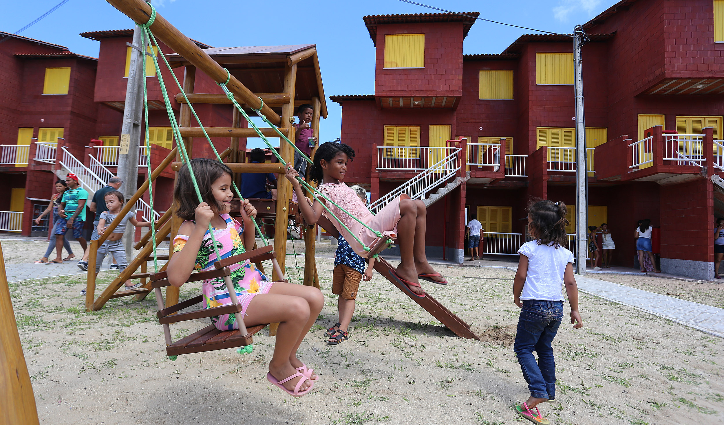 crianças brincando em parquinho no Residencial Vila do Mar III